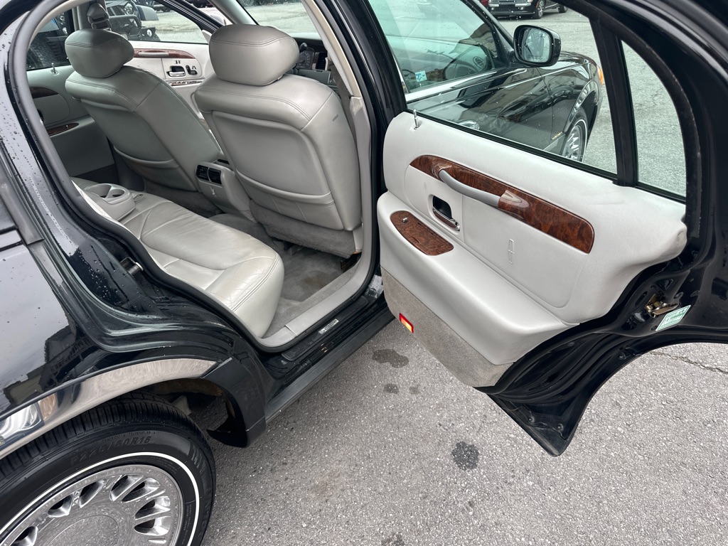 Photo 61 of this LINCOLN TOWN CAR CARTIE