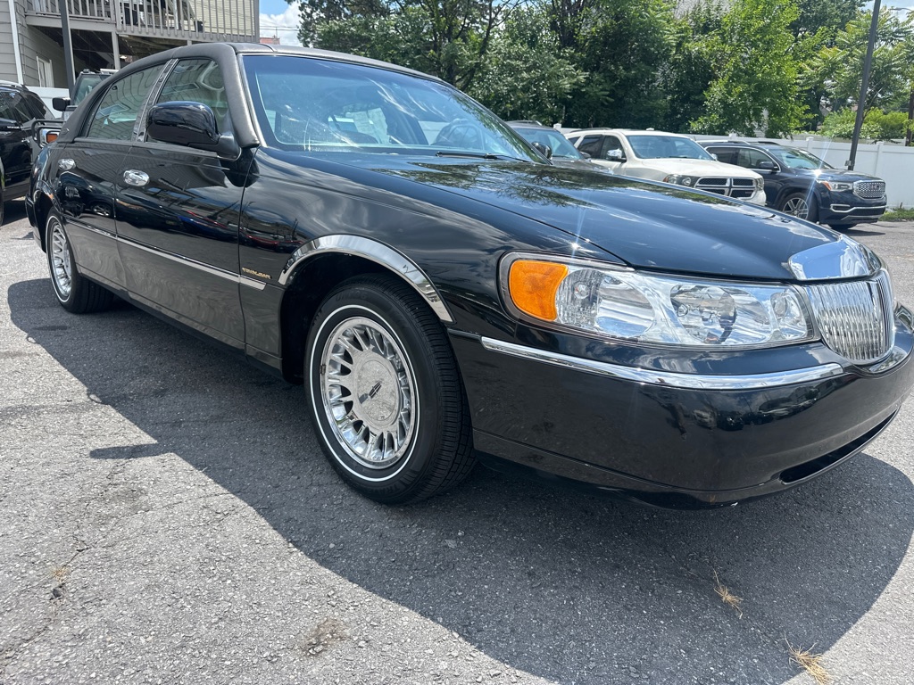 Photo 6 of this LINCOLN TOWN CAR CARTIE