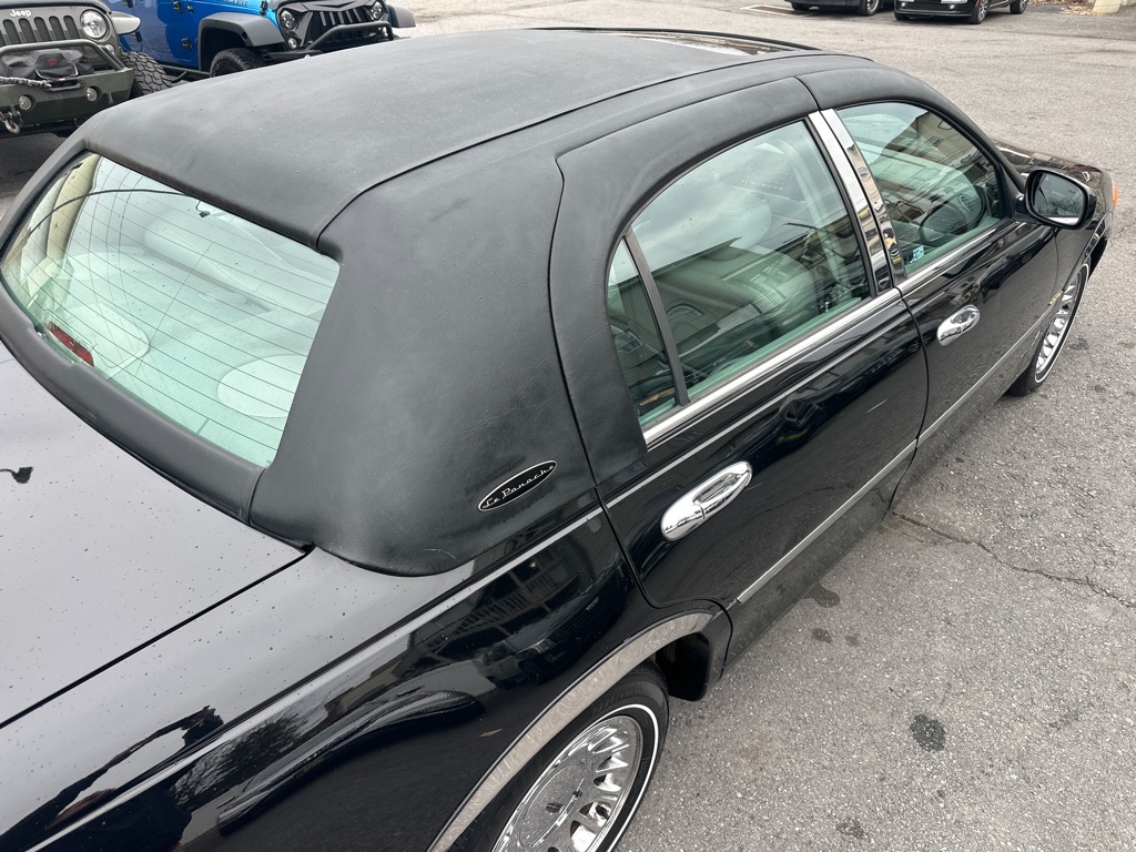 Photo 40 of this LINCOLN TOWN CAR CARTIE