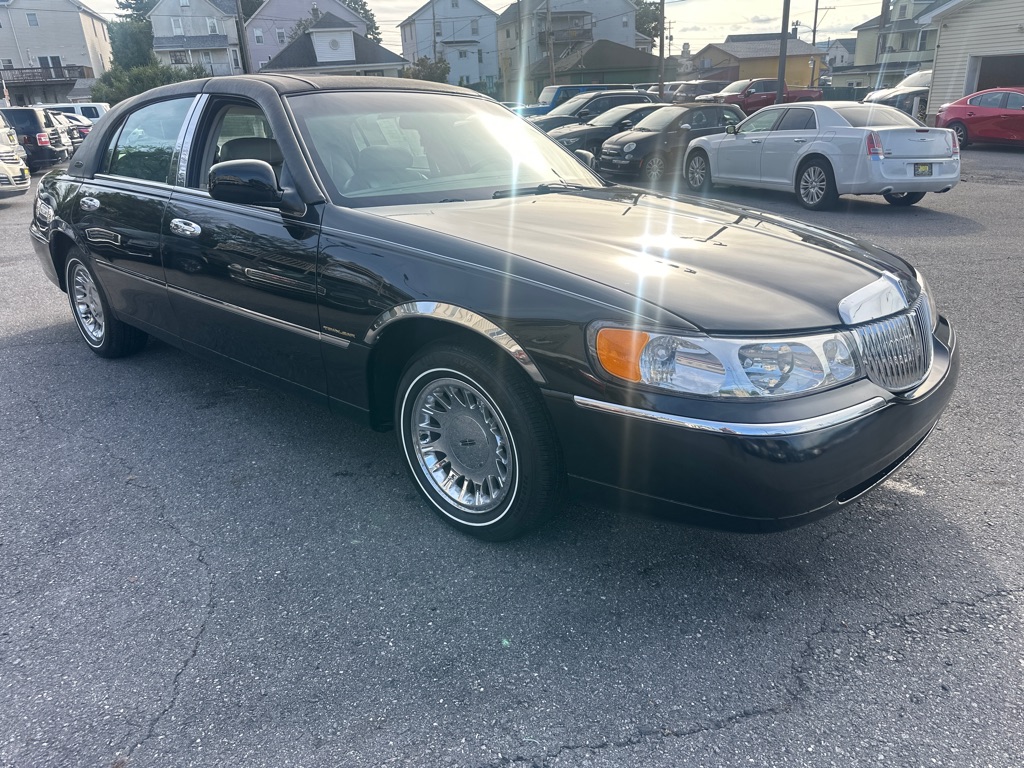 Photo 22 of this LINCOLN TOWN CAR CARTIE