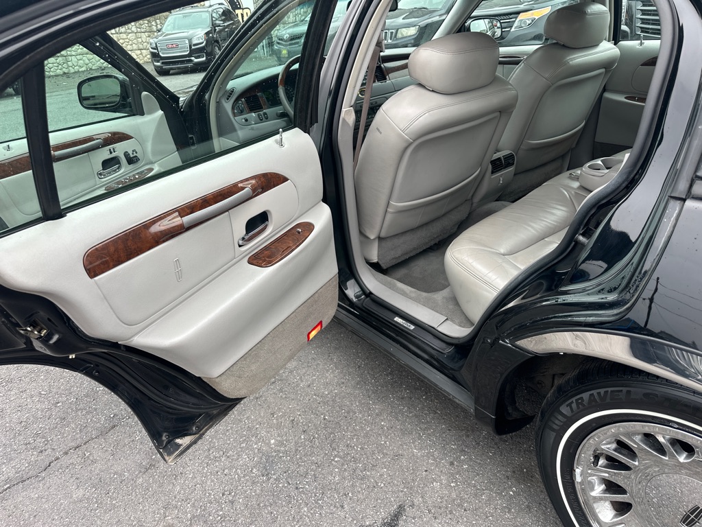 Photo 45 of this LINCOLN TOWN CAR CARTIE