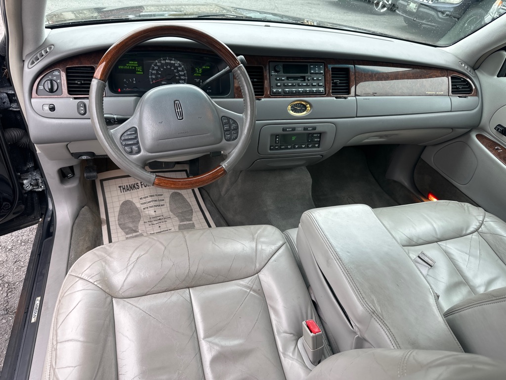 Photo 44 of this LINCOLN TOWN CAR CARTIE