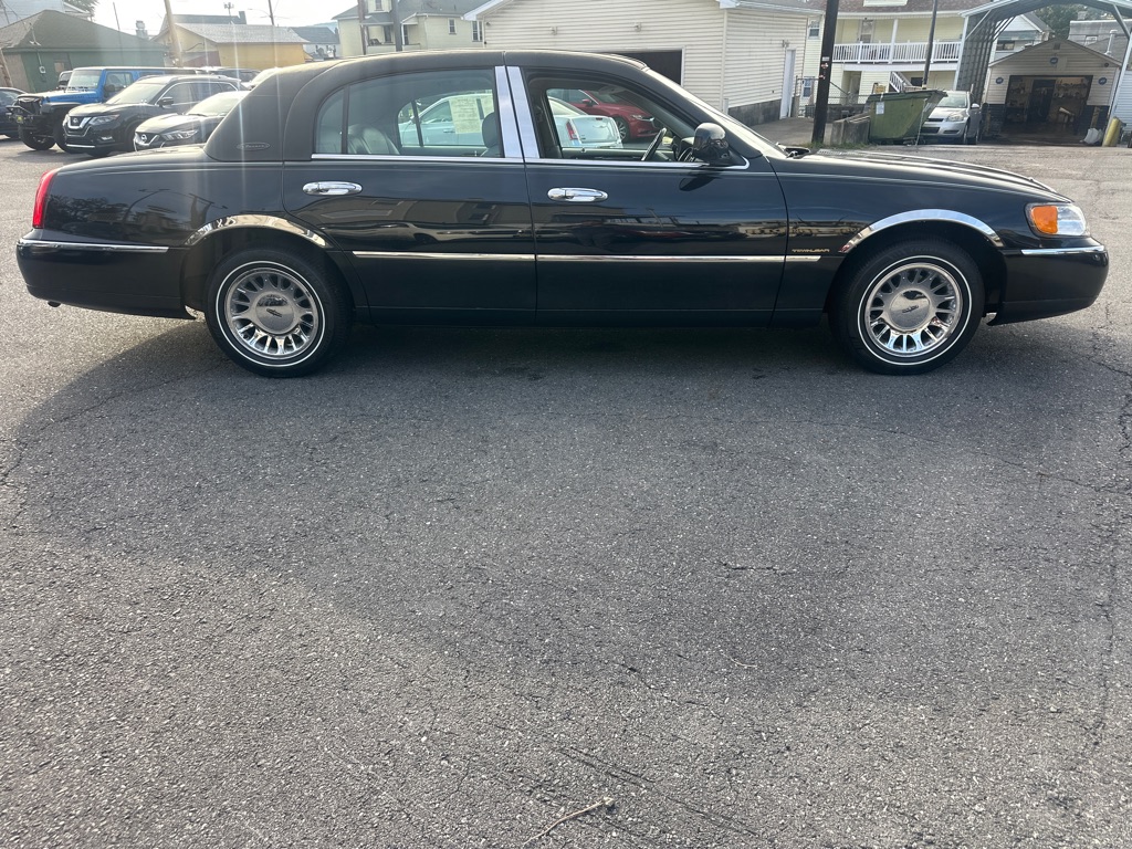 Photo 21 of this LINCOLN TOWN CAR CARTIE