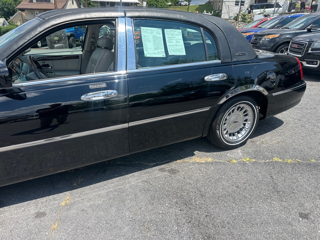 Photo 11 of this LINCOLN TOWN CAR CARTIE