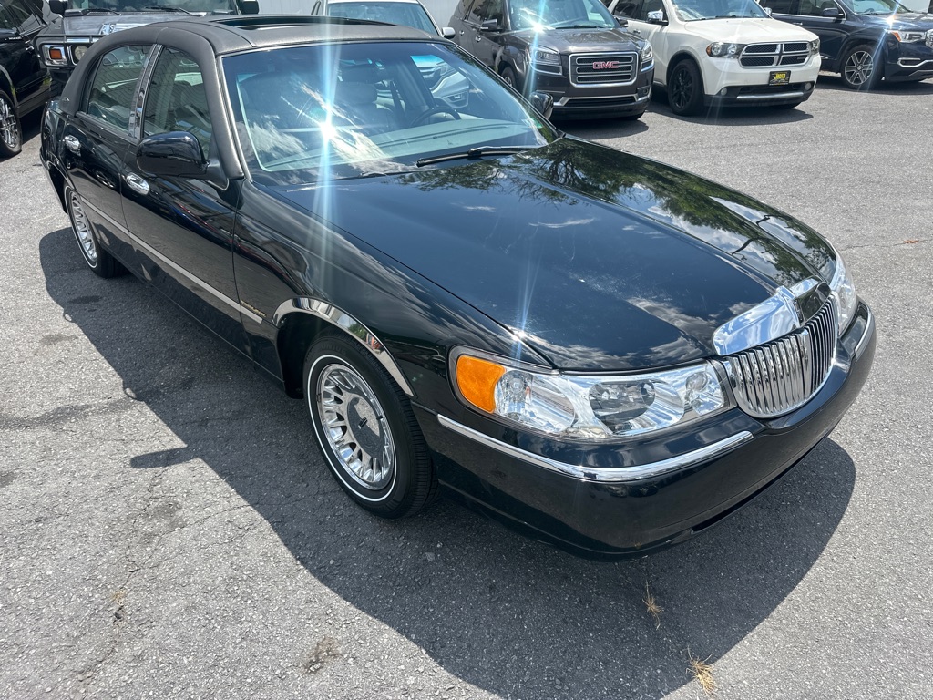 Photo 16 of this LINCOLN TOWN CAR CARTIE