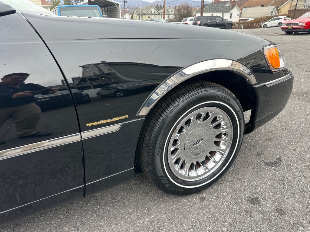 Photo 67 of this LINCOLN TOWN CAR CARTIE