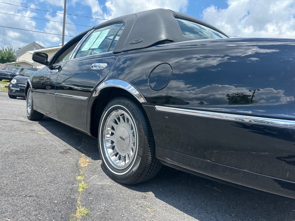Photo 5 of this LINCOLN TOWN CAR CARTIE