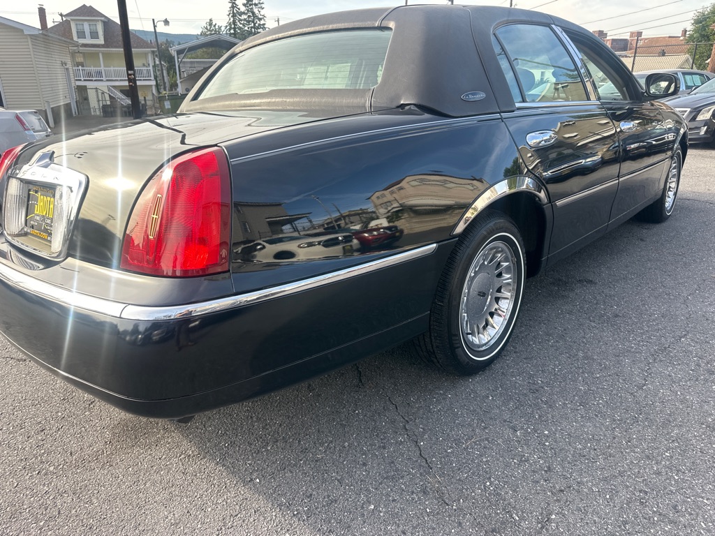 Photo 26 of this LINCOLN TOWN CAR CARTIE