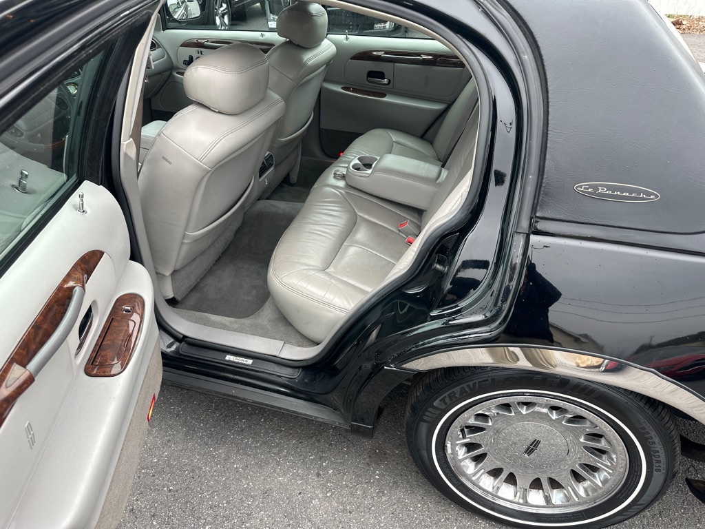Photo 43 of this LINCOLN TOWN CAR CARTIE