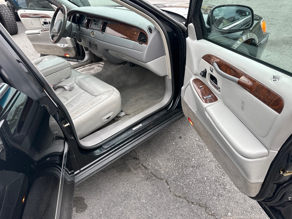 Photo 55 of this LINCOLN TOWN CAR CARTIE