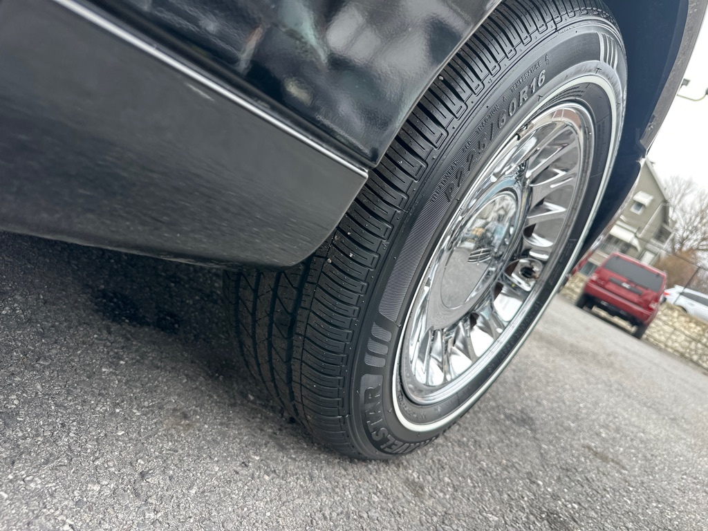 Photo 37 of this LINCOLN TOWN CAR CARTIE