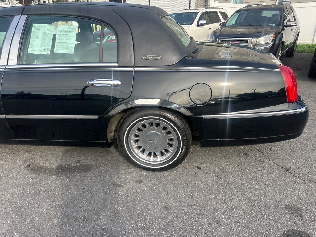 Photo 30 of this LINCOLN TOWN CAR CARTIE