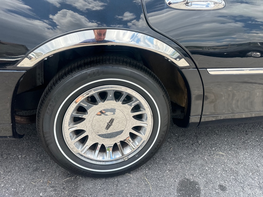 Photo 14 of this LINCOLN TOWN CAR CARTIE