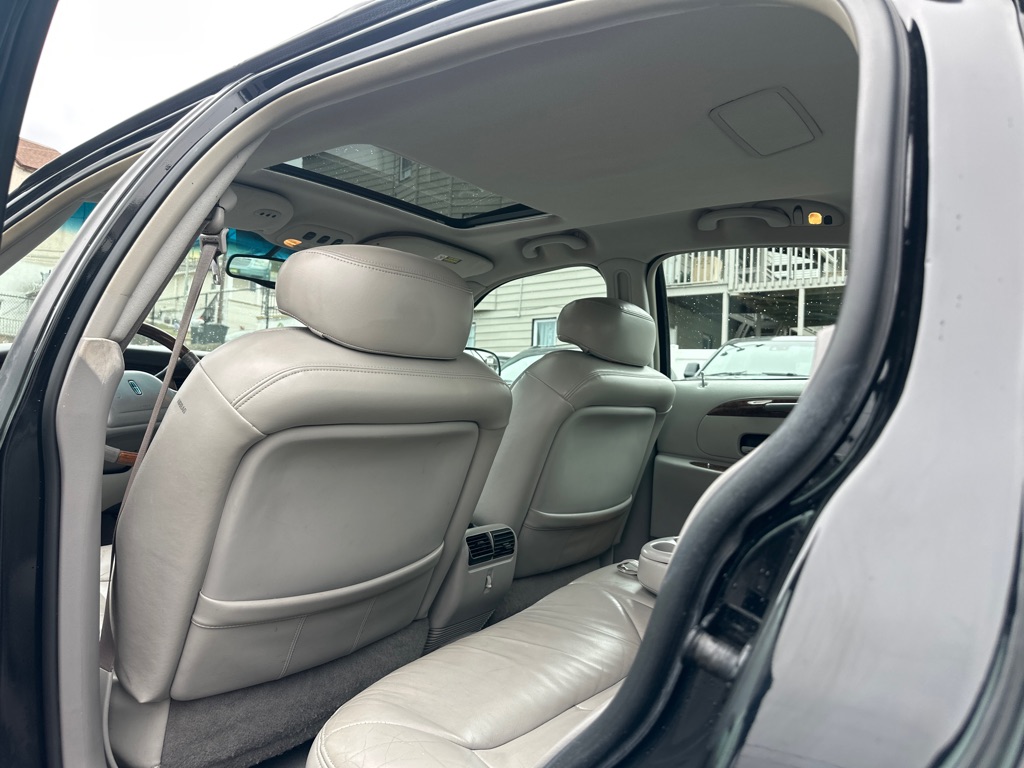 Photo 46 of this LINCOLN TOWN CAR CARTIE