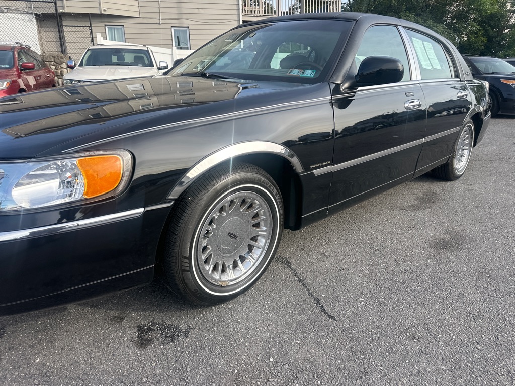 Photo 24 of this LINCOLN TOWN CAR CARTIE
