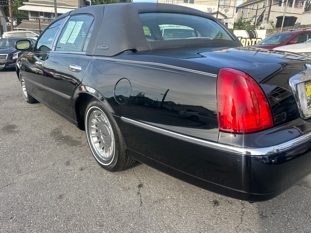 Photo 25 of this LINCOLN TOWN CAR CARTIE