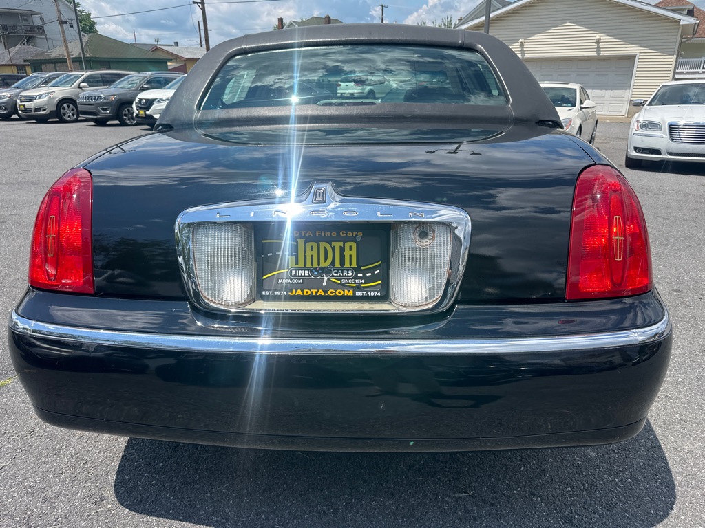 Photo 9 of this LINCOLN TOWN CAR CARTIE