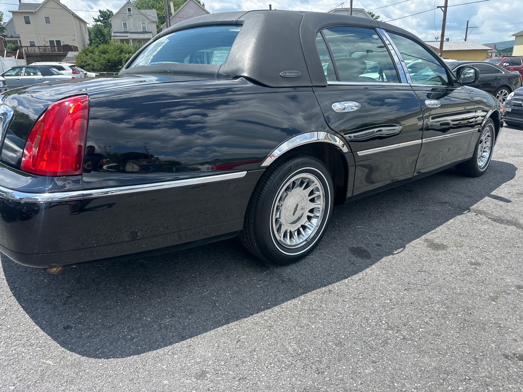 Photo 8 of this LINCOLN TOWN CAR CARTIE