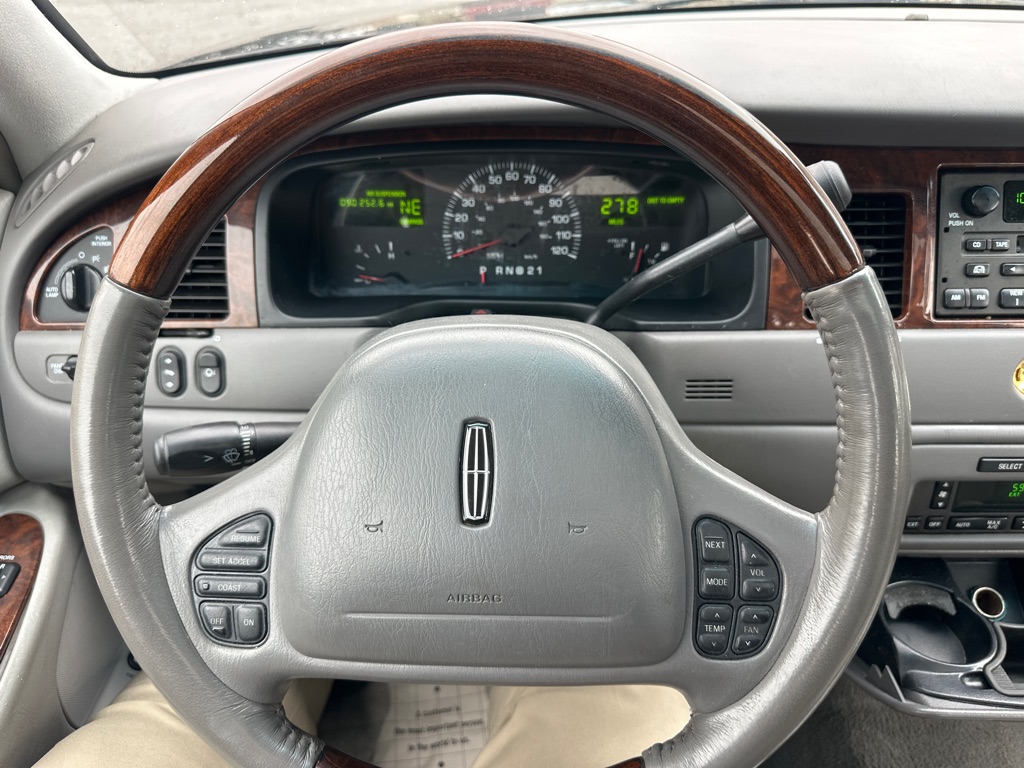 Photo 81 of this LINCOLN TOWN CAR CARTIE
