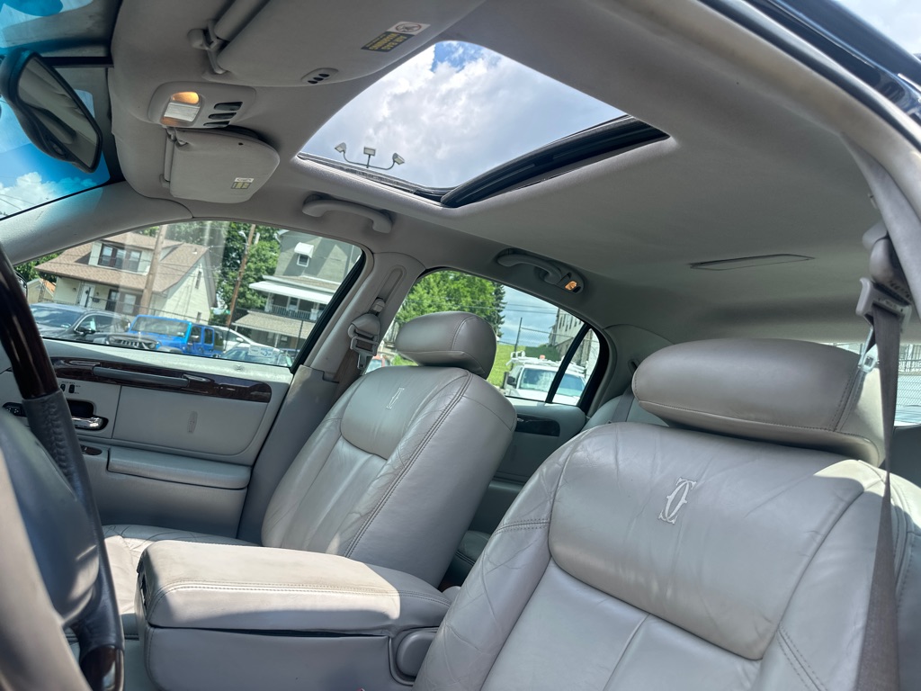 Photo 125 of this LINCOLN TOWN CAR CARTIE