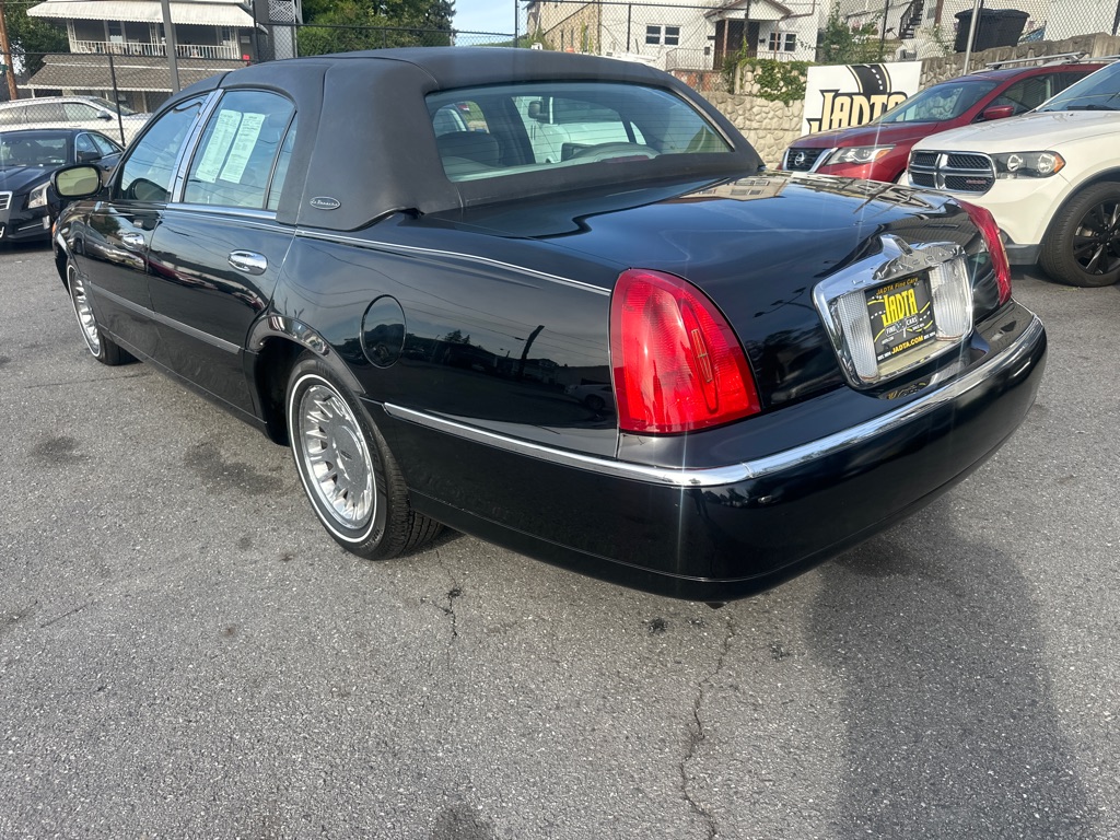 Photo 19 of this LINCOLN TOWN CAR CARTIE