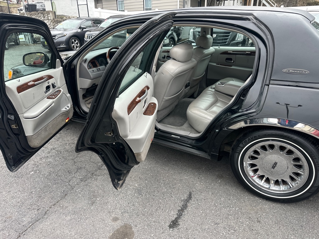 Photo 42 of this LINCOLN TOWN CAR CARTIE
