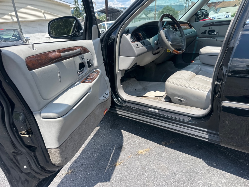 Photo 123 of this LINCOLN TOWN CAR CARTIE