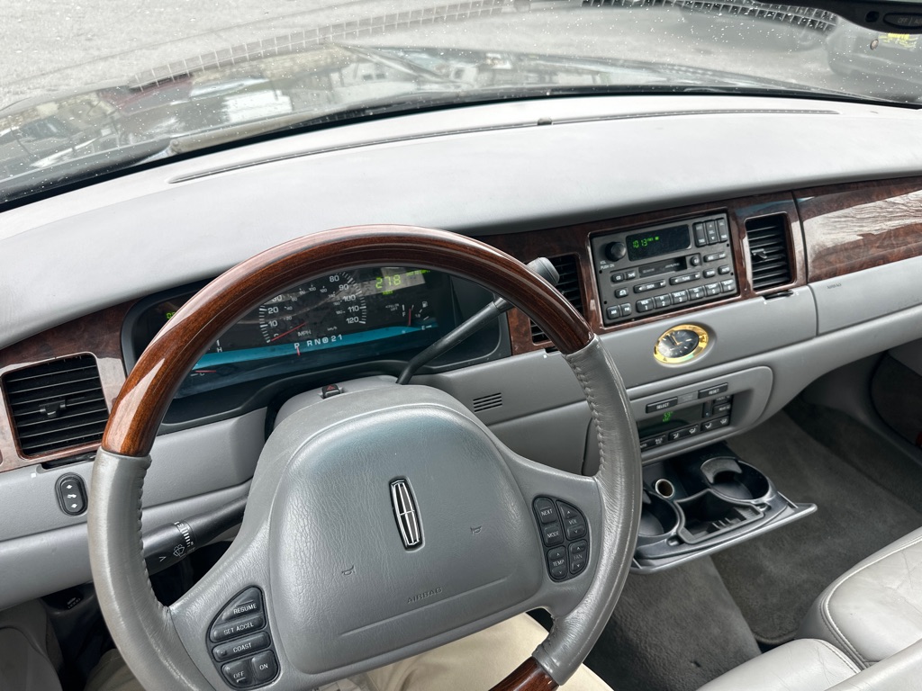 Photo 83 of this LINCOLN TOWN CAR CARTIE