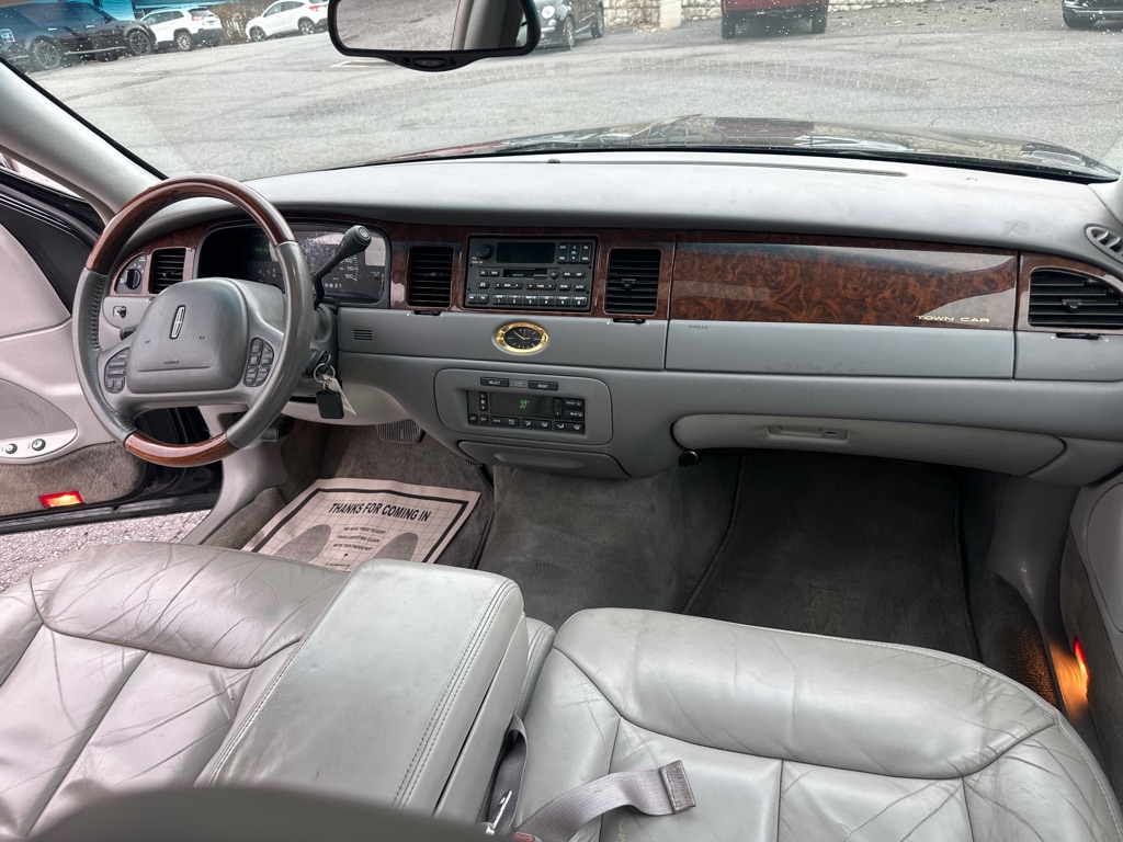 Photo 63 of this LINCOLN TOWN CAR CARTIE