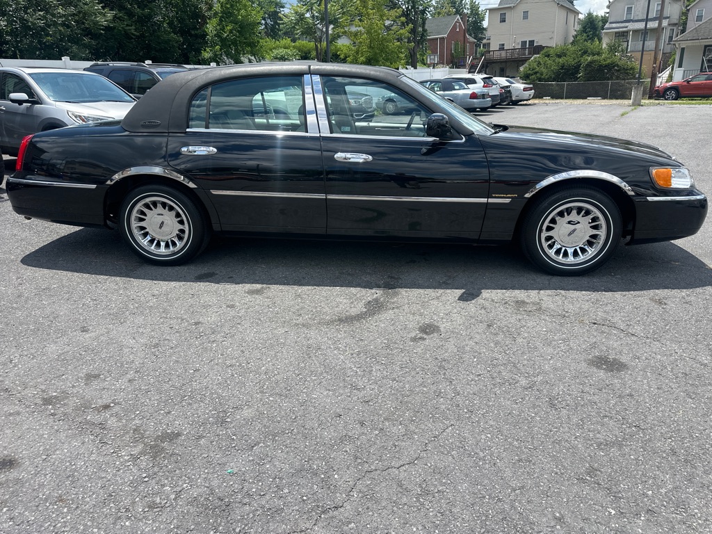 Photo 7 of this LINCOLN TOWN CAR CARTIE