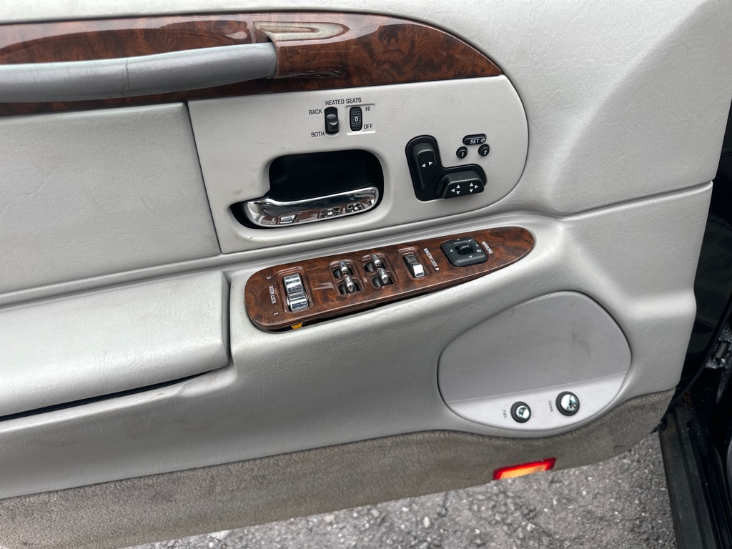 Photo 52 of this LINCOLN TOWN CAR CARTIE