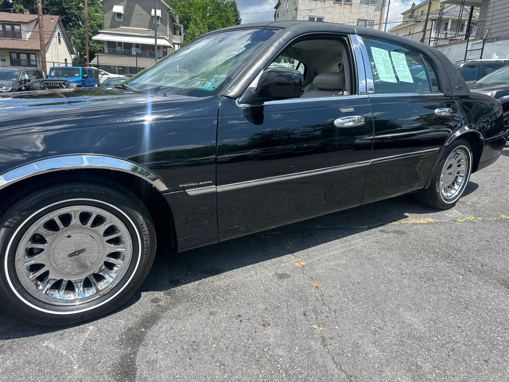 Photo 10 of this LINCOLN TOWN CAR CARTIE