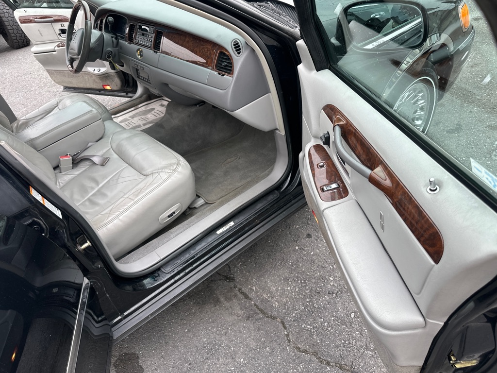 Photo 54 of this LINCOLN TOWN CAR CARTIE