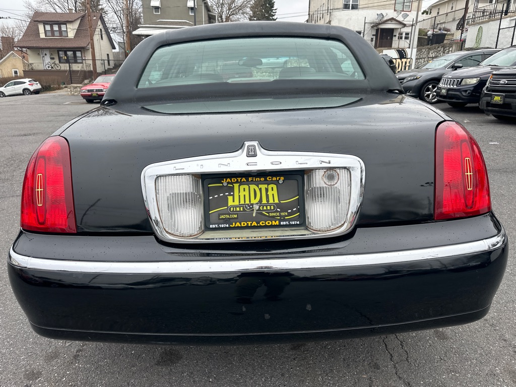 Photo 32 of this LINCOLN TOWN CAR CARTIE