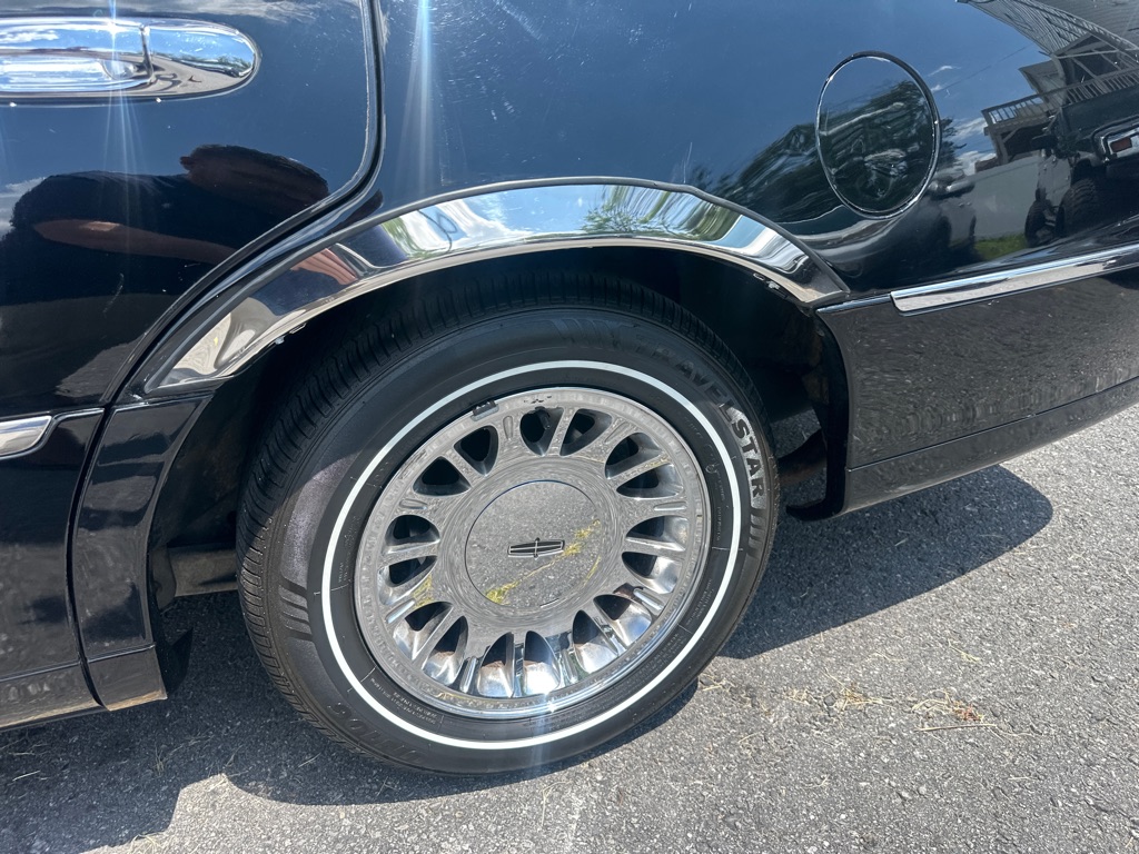 Photo 13 of this LINCOLN TOWN CAR CARTIE