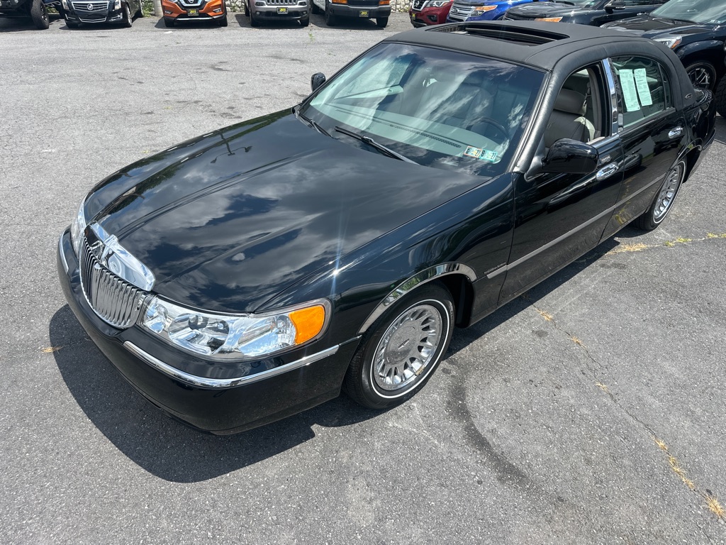Photo 4 of this LINCOLN TOWN CAR CARTIE