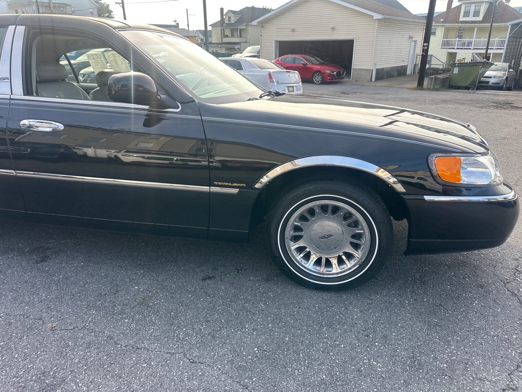 Photo 28 of this LINCOLN TOWN CAR CARTIE