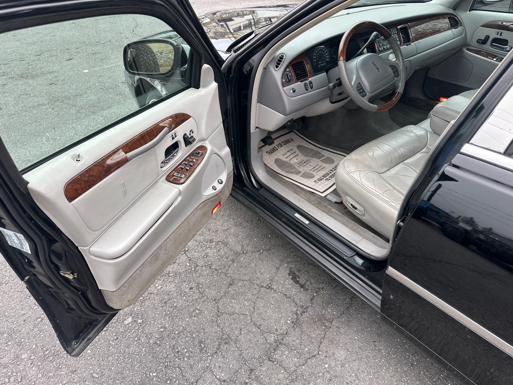 Photo 47 of this LINCOLN TOWN CAR CARTIE
