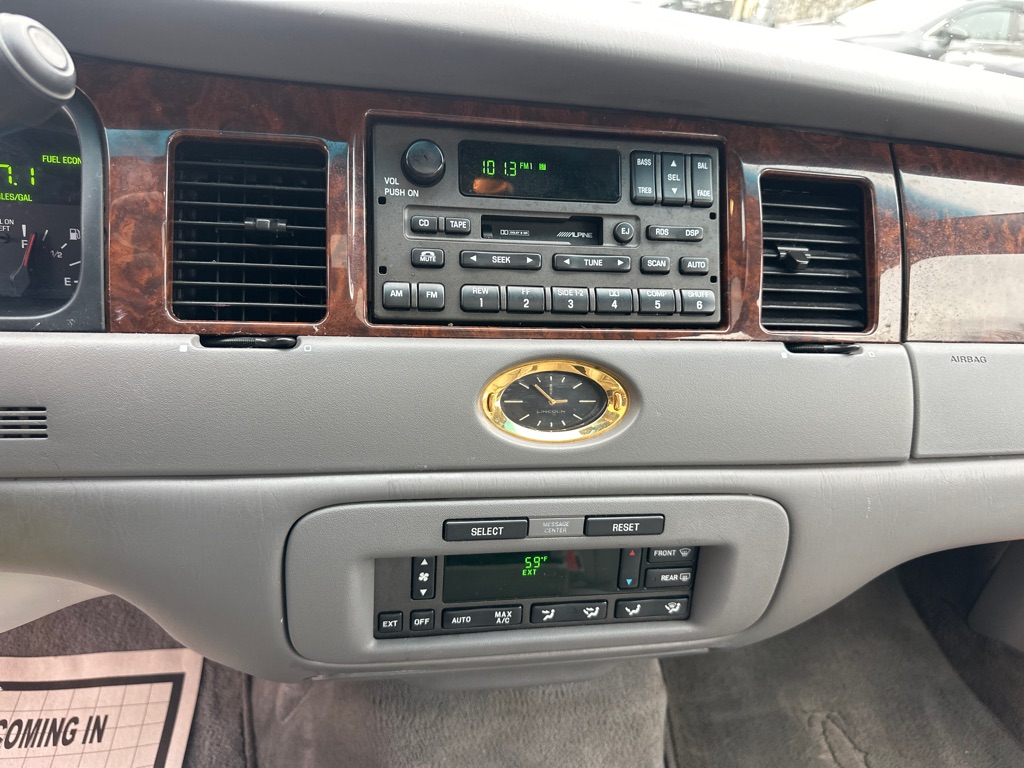 Photo 72 of this LINCOLN TOWN CAR CARTIE