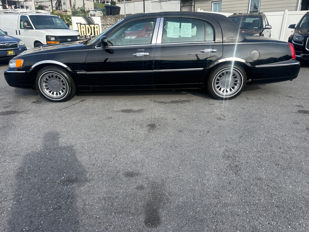 Photo 18 of this LINCOLN TOWN CAR CARTIE