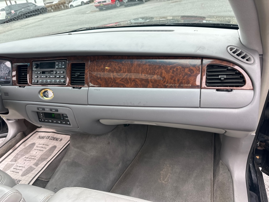 Photo 58 of this LINCOLN TOWN CAR CARTIE