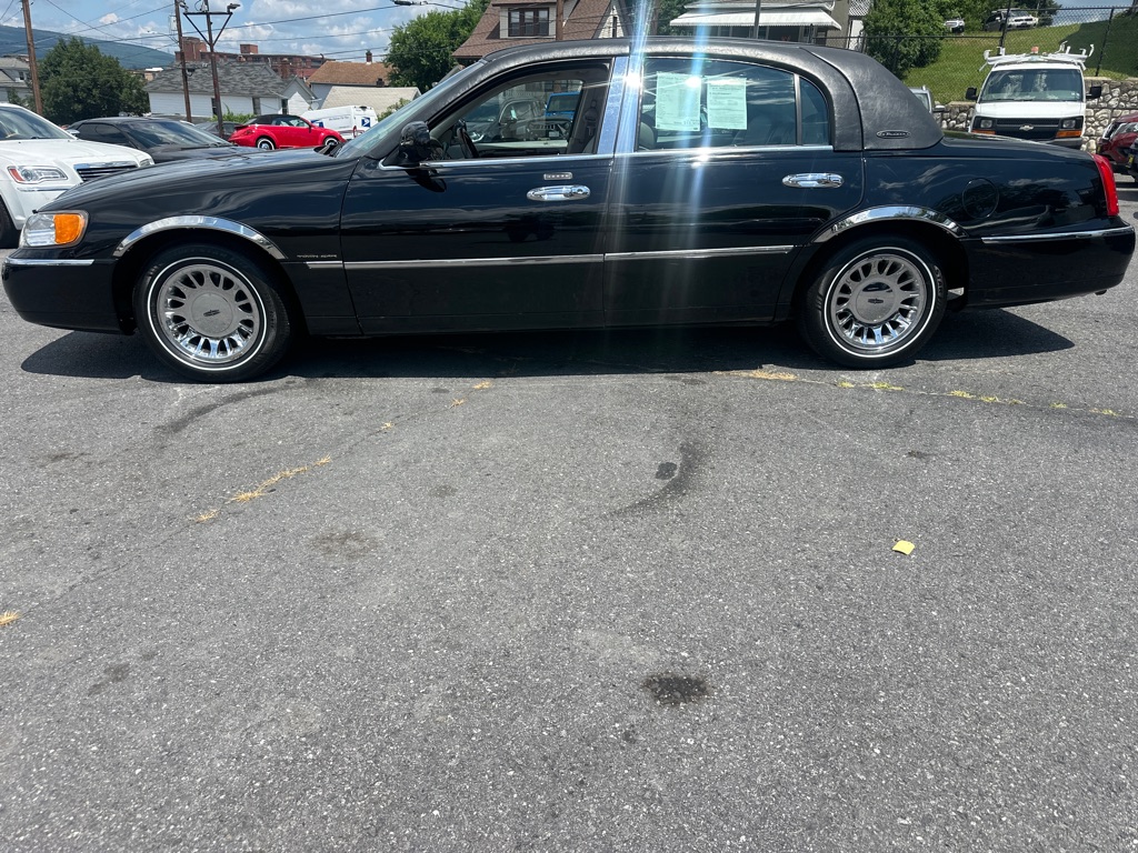 Photo 3 of this LINCOLN TOWN CAR CARTIE