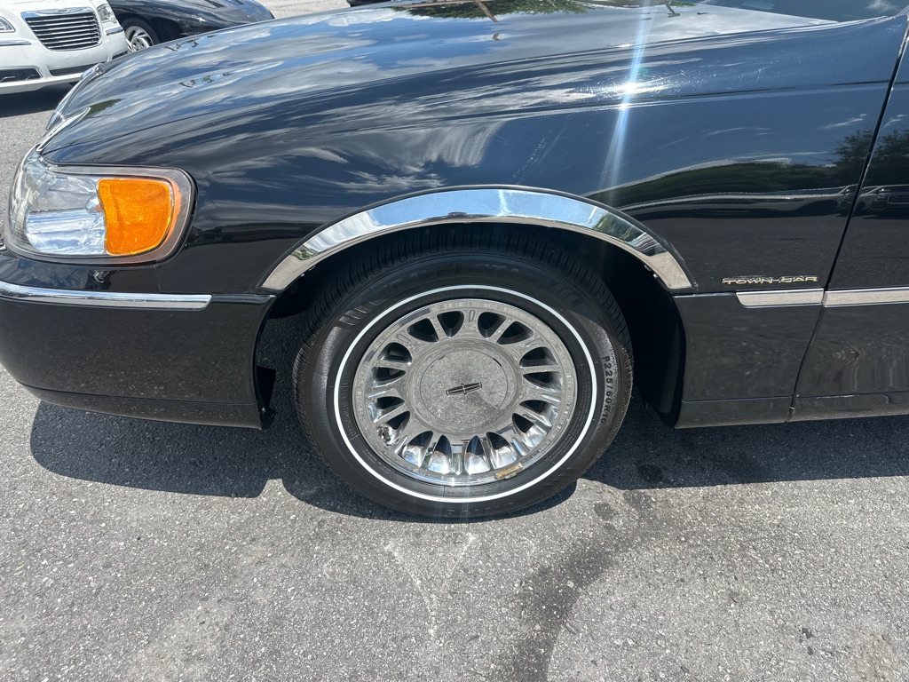 Photo 12 of this LINCOLN TOWN CAR CARTIE