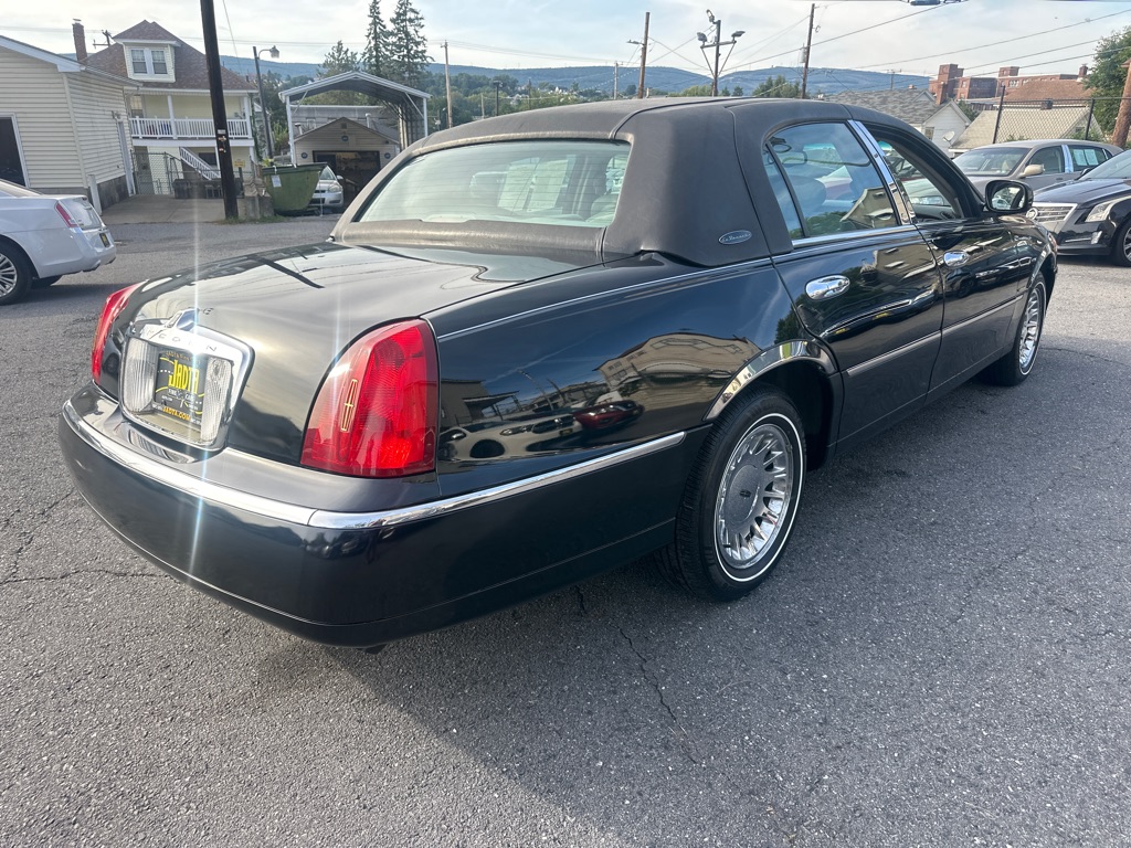 Photo 20 of this LINCOLN TOWN CAR CARTIE