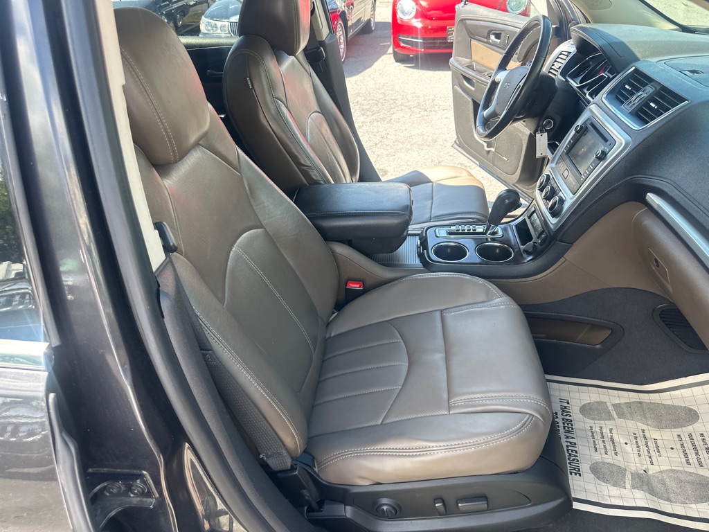 Photo 32 of this GMC ACADIA SLT 2