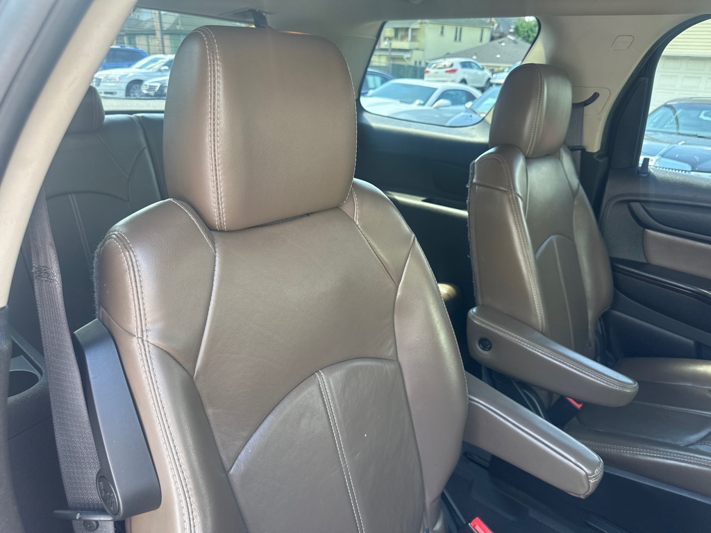 Photo 38 of this GMC ACADIA SLT 2