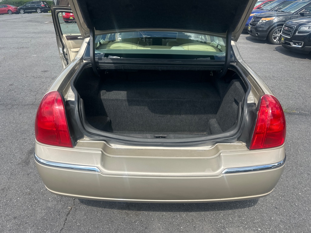 Photo 42 of this LINCOLN TOWN CAR