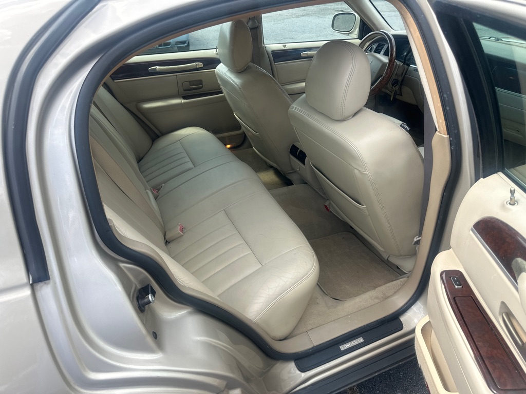 Photo 35 of this LINCOLN TOWN CAR