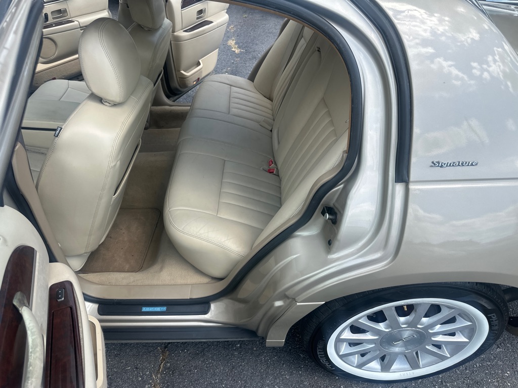 Photo 24 of this LINCOLN TOWN CAR