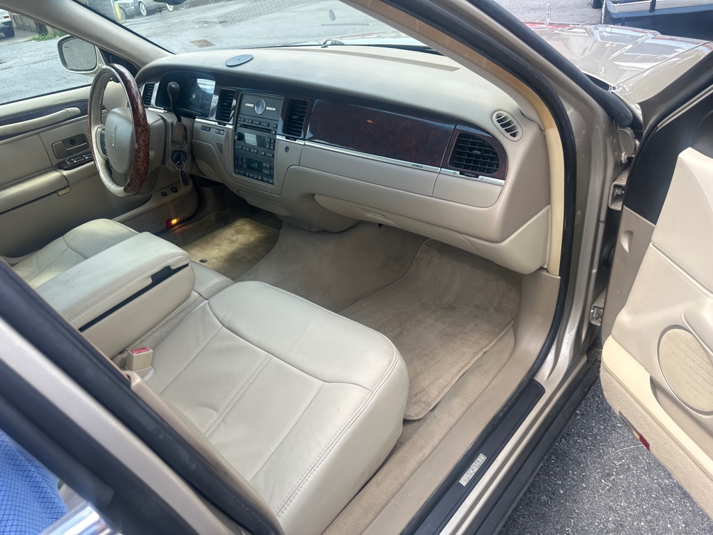 Photo 40 of this LINCOLN TOWN CAR